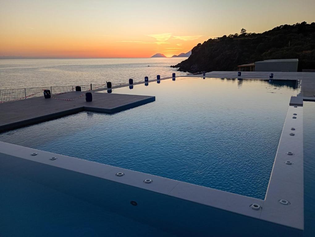 Piscina infinity al crepuscolo